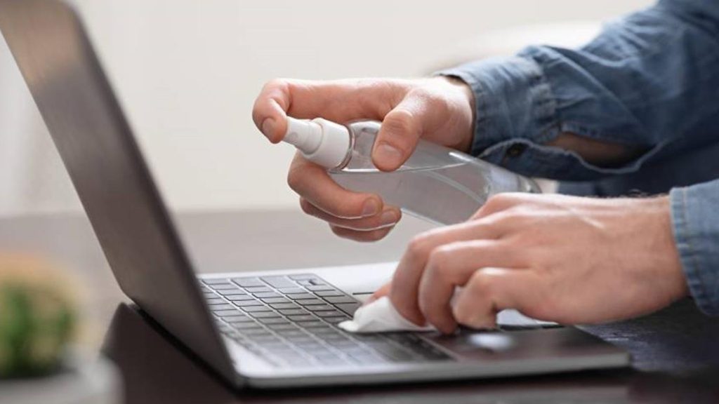 كيف تحافظ على نظافة أجهزتك الإلكترونية عند تنظيف الغرف والأثاث؟